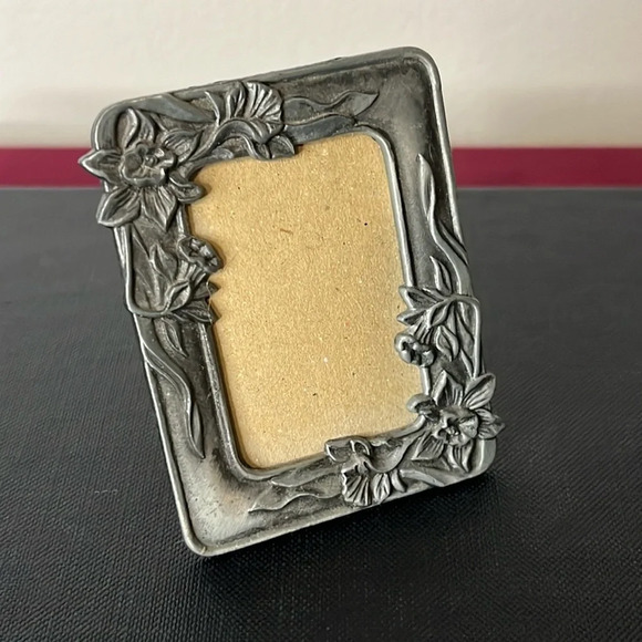 Other - VTG Floral Daffodil Pewter Miniature Free Standing Photo Frame